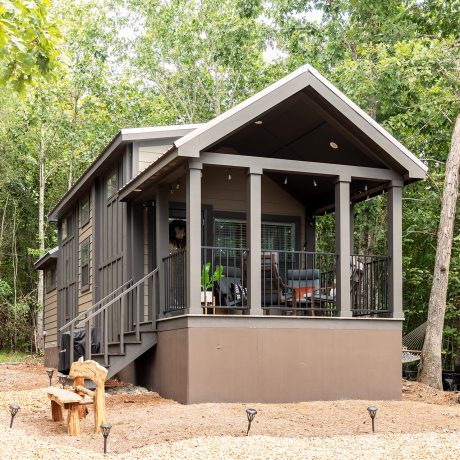 Exterior view of a luxurious Swayback cabin at Ocoee River Mountain Cottages